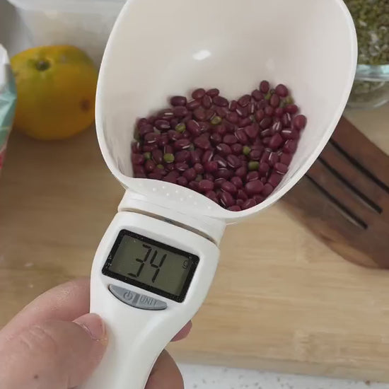 Cuchara báscula en uso — Bark & Pet Chile