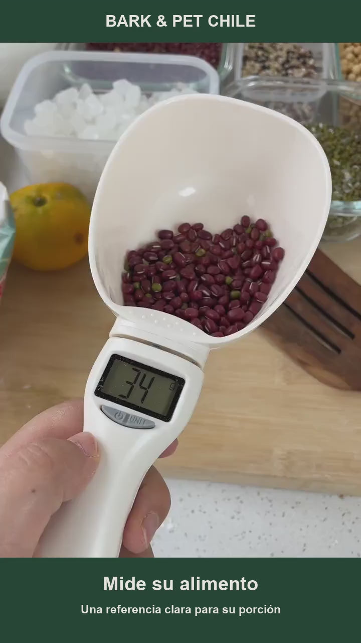 Cuchara báscula en uso — Bark & Pet Chile